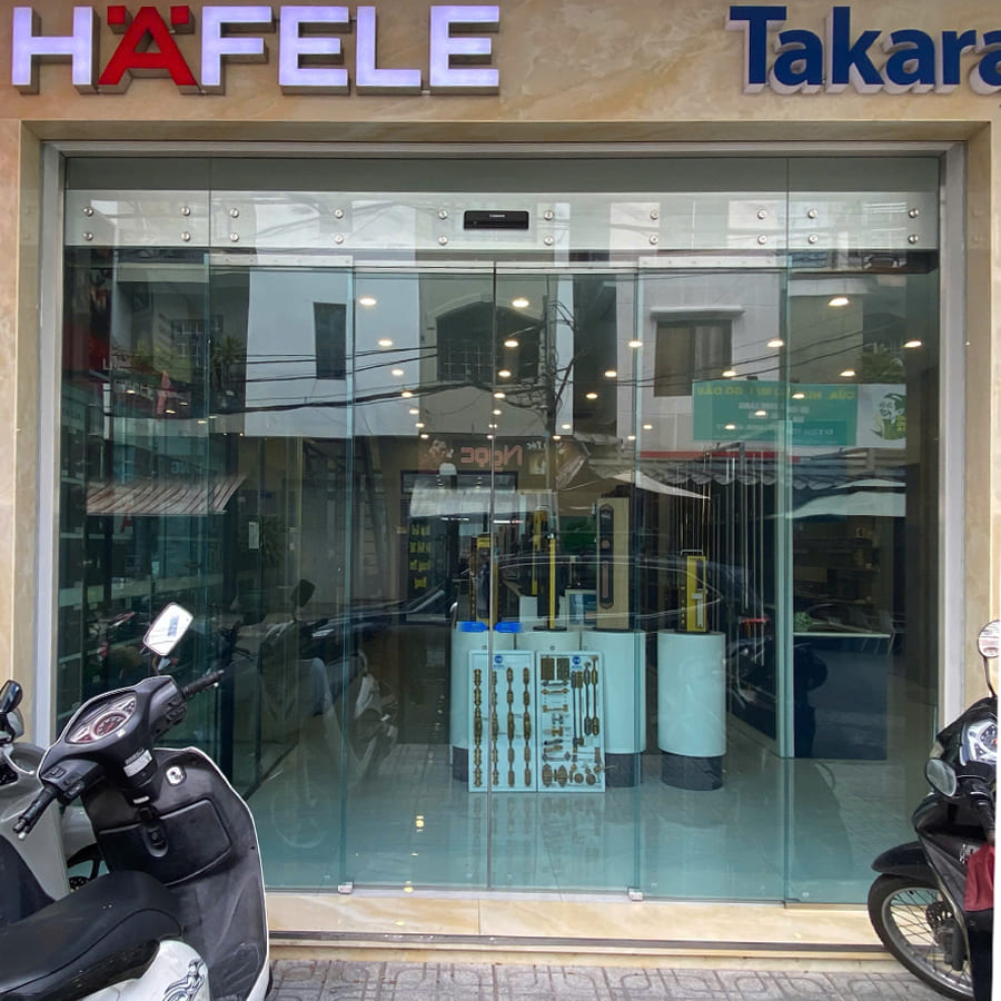 Cửa trượt tự động xếp lớp TOHO TH608 lắp đặt tại showroom TP.HCM