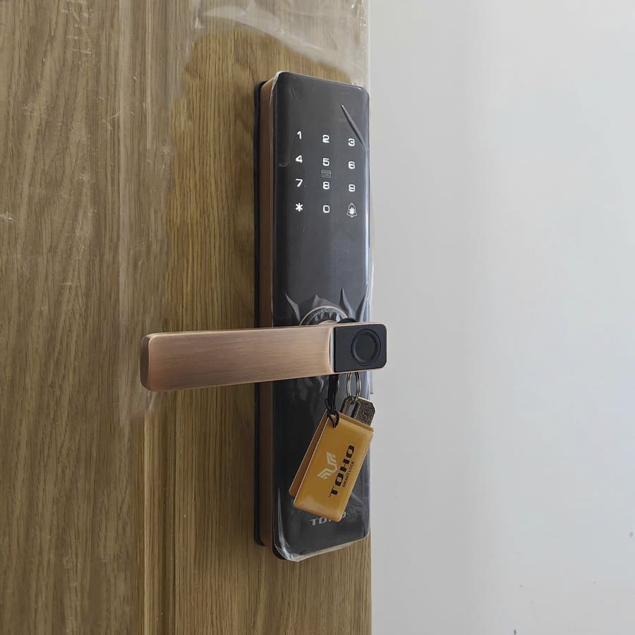 Hai tùy chọn màu sắc của khóa vân tay cửa gỗ phòng ngủ TOHO TH729 phù hợp với mọi phong cách.
