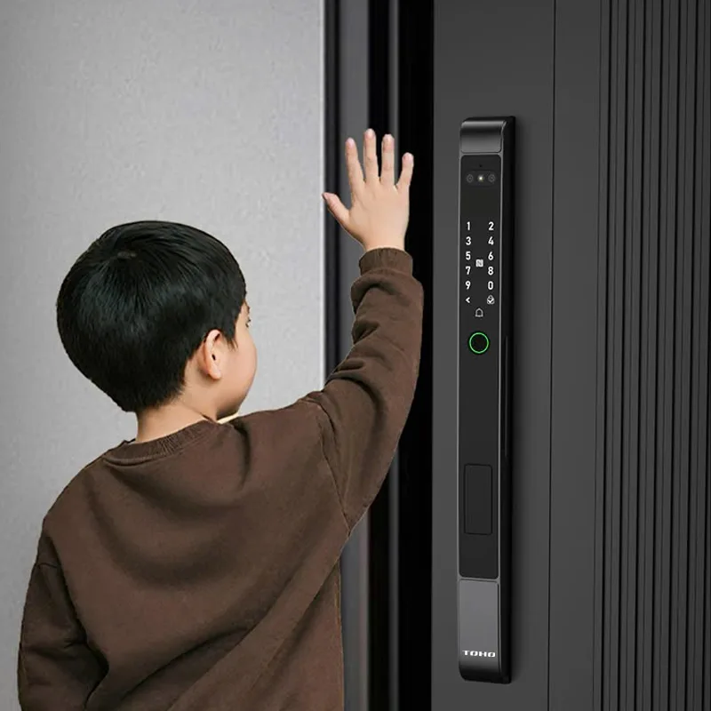 Trẻ em mở khóa vân tay 2 chiều cửa nhôm TOHO TH768 bằng lòng bàn tay – dễ sử dụng cho mọi lứa tuổi