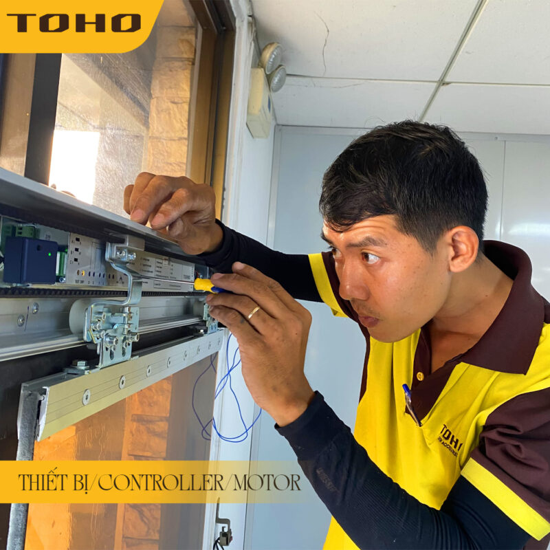 Kỹ thuật viên TOHO căn chỉnh tốc độ và hành trình motor cửa tự động sau khi lắp đặt tại TP.HCM