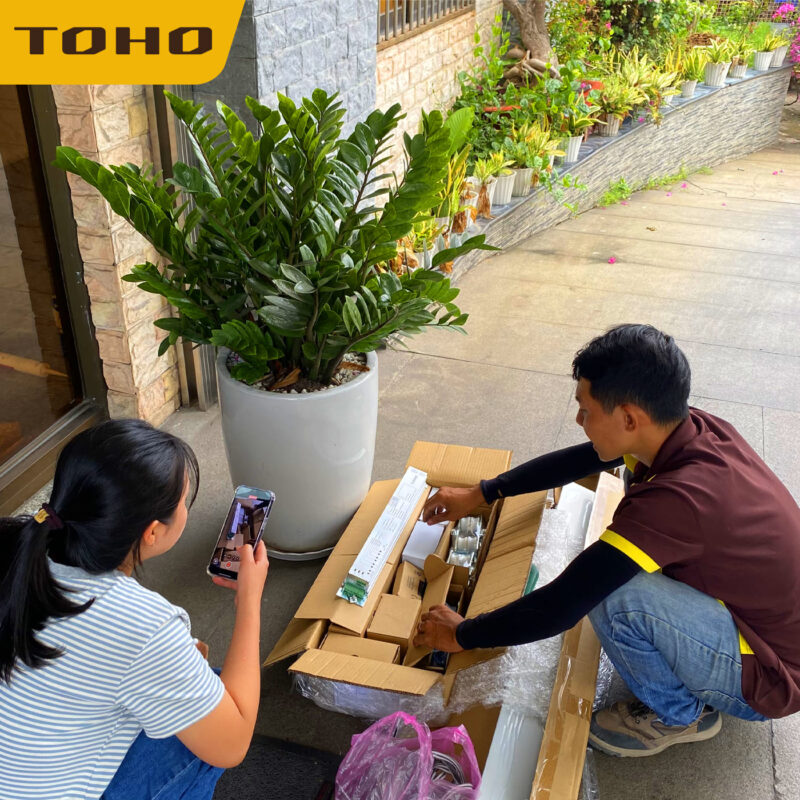 Kỹ thuật viên TOHO kiểm tra motor và ray cửa tự động cùng khách hàng trước khi thi công tại TP.HCM