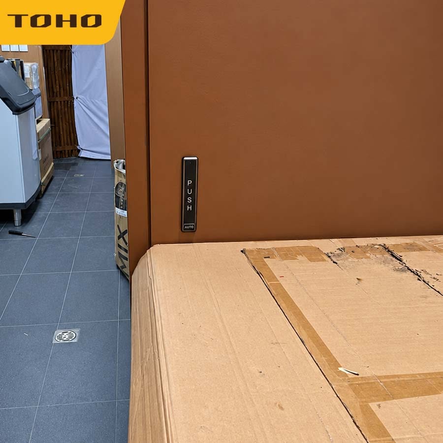 nút nhấn Exit mở cửa tự động tại quầy cà phê